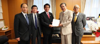 JKF PRESIDENT SASAGAWA VISITS MEXT MINISTER SHIMOMURA AND SUBMITS PETITION FOR INCLUSION OF KARATE AS OFFICIAL 2020 OLYMPIC EVENT