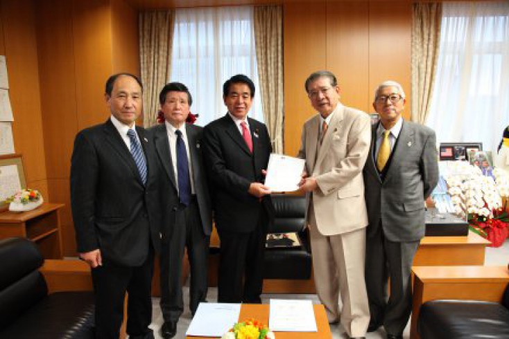 JKF PRESIDENT SASAGAWA VISITS MEXT MINISTER SHIMOMURA AND SUBMITS PETITION FOR INCLUSION OF KARATE AS OFFICIAL 2020 OLYMPIC EVENT